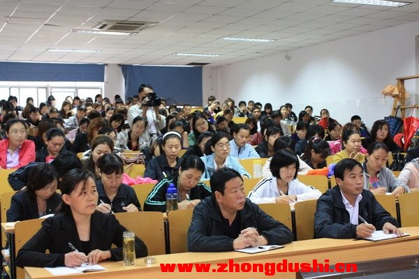 汶上縣實(shí)驗(yàn)小學(xué)邀請(qǐng)山東教育社編審(原總編)、著名教育專家陶繼新做專題報(bào)告會(huì)