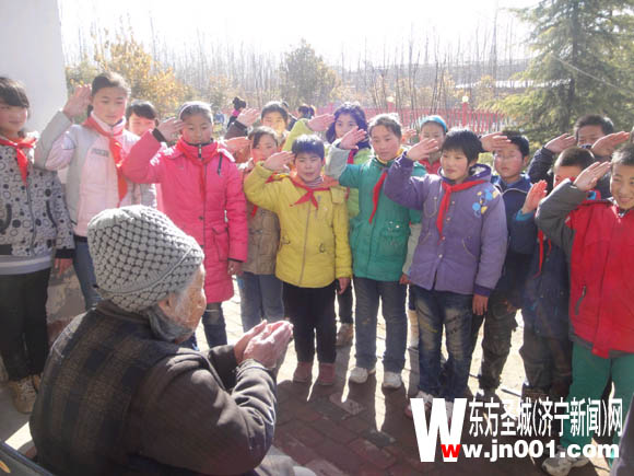 汶上縣郭樓鎮(zhèn)陽壩小學學生到鎮(zhèn)敬老院去探訪老八路王瑞斌