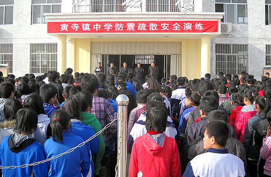 汶上縣在寅寺鎮(zhèn)中學舉行防震應急疏散演練活動