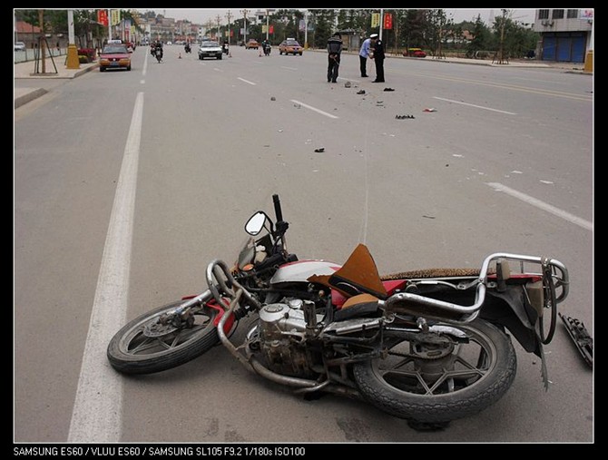 汶上中都大街南段中都苑門前發(fā)生車禍 假期出行需遵守交規(guī)