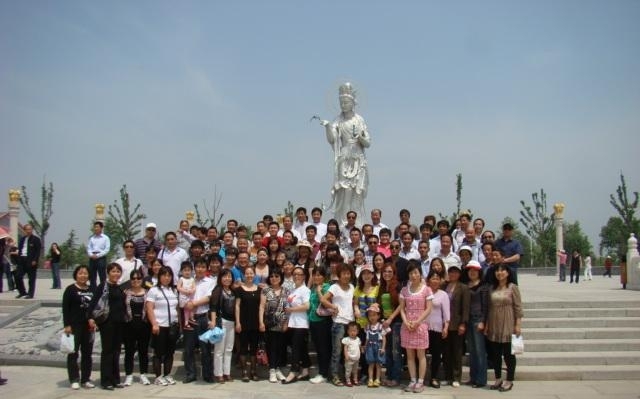 河南中輝久寶旅游社百人旅游團(tuán)來汶上寶相寺觀光朝圣