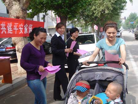 汶上縣婦聯(lián)組織開展創(chuàng)建“平安家庭”集中宣傳活動(dòng)