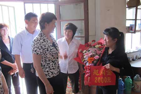 汶上縣婦聯(lián)看望慰問(wèn)南旺鎮(zhèn)南旺四村捐腎救夫大義女劉彥如