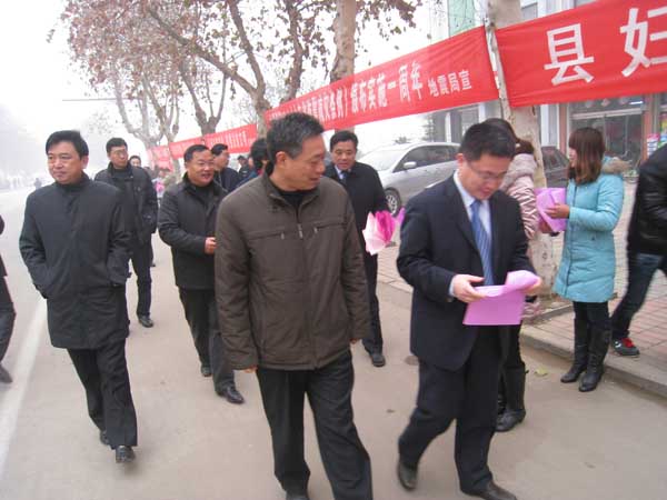 汶上縣婦聯(lián)組織人員在縣城尚書路開展“12.4”全國法制宣傳日系列宣傳活動