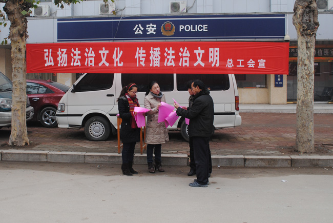 汶上縣總工會在尚書路開展“深入學(xué)習(xí)宣傳憲法，大力弘揚(yáng)法治精神”法制宣傳活動