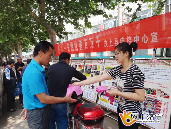 汶上縣疾控中心組織專業(yè)人員走進學(xué)校、走上街頭開展煙包警示圖板巡展活動