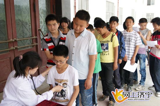 團汶上縣委聯(lián)合濟寧市第一人民醫(yī)院醫(yī)療志愿服務(wù)隊為農(nóng)民工子女進行健康查體