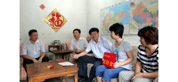 孫琪、李臣興到苑莊鎮(zhèn)、汶上鎮(zhèn)慰問汶上縣2012年考上大學(xué)的困難學(xué)子