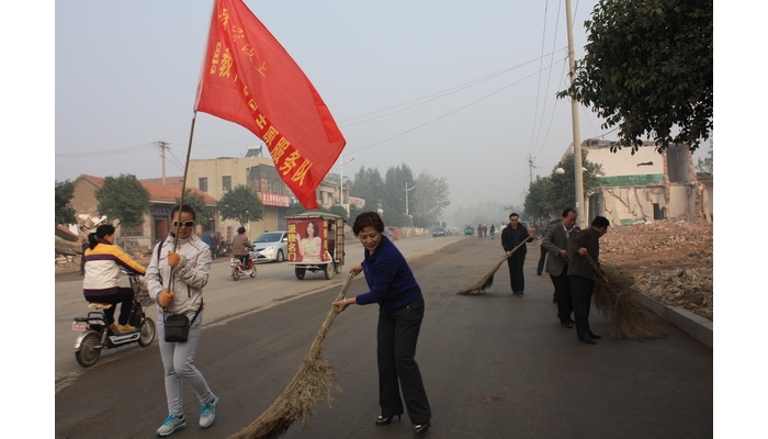汶上縣教體局“三城同創(chuàng)”志愿服務(wù)隊(duì)到西門社區(qū)打掃衛(wèi)生