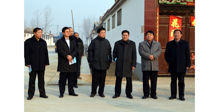 王金生、魏明科、李瑞陽、高文峰、張清民等汶上縣政協(xié)領(lǐng)導視察農(nóng)村公路建設養(yǎng)護管理工作