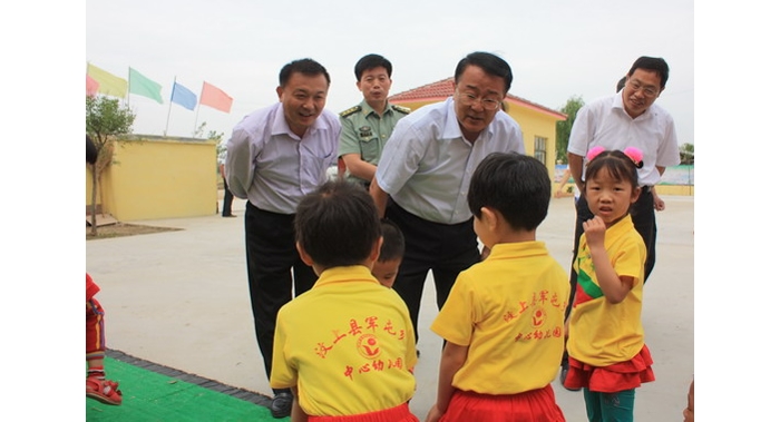 汶上縣委書記縣人大常委會(huì)主任趙東升到楊店鎮(zhèn)、軍屯鄉(xiāng)中心幼兒園慰問