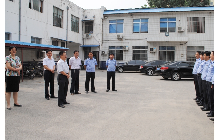 汶上縣總工會(huì)到交警大隊(duì)、環(huán)衛(wèi)處開展“送清涼”活動(dòng)