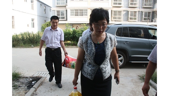 汶上法院院長王燦走訪慰問康北村困難群眾