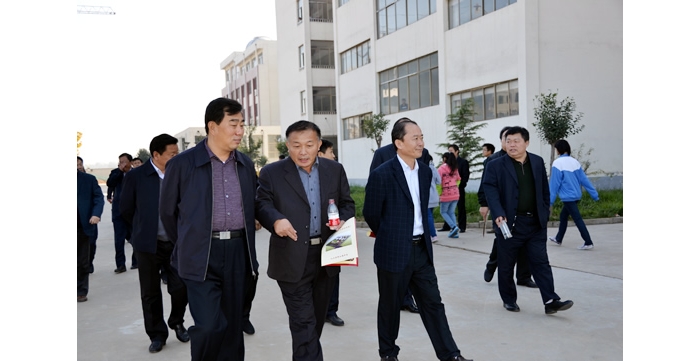 胡新符、楊安娜、崔修連、王允國對汶上縣教育設(shè)施提升工程實(shí)施情況進(jìn)行視察