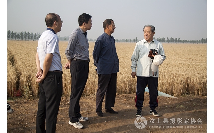 濟(jì)寧市老攝協(xié)主席韓筆祥來(lái)汶上縣視察麥?zhǔn)涨闆r