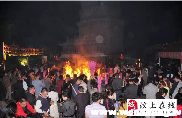 汶上寶相寺佛光神奇顯現，數萬游客有緣沐浴佛光