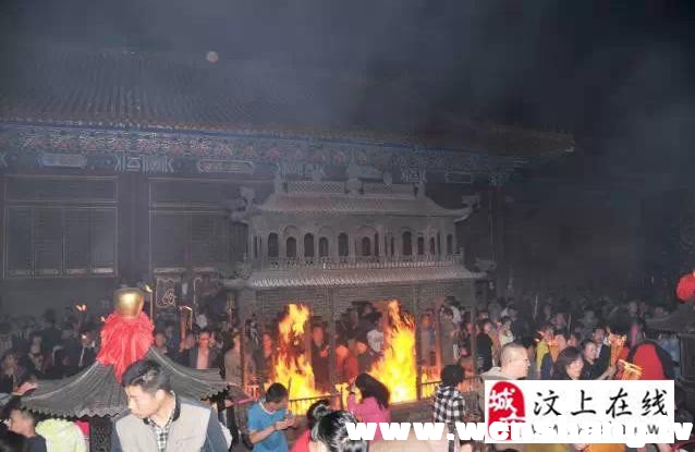 汶上寶相寺佛光神奇顯現，數萬游客有緣沐浴佛光