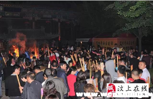 汶上寶相寺佛光神奇顯現，數萬游客有緣沐浴佛光
