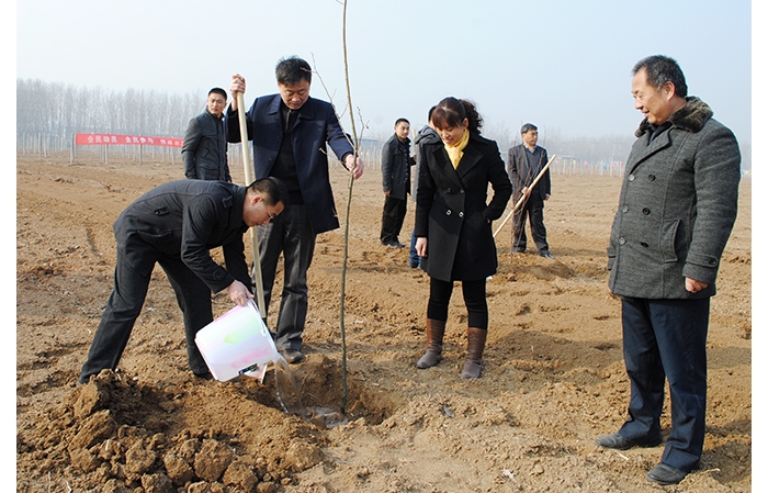 縣總工會(huì)積極參加全縣義務(wù)植樹活動(dòng)