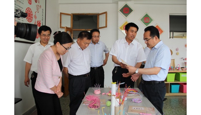 縣委副書記、縣長王宏偉“六一”兒童節(jié)到實(shí)驗(yàn)小學(xué)慰問