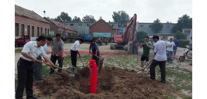 汶上：造價(jià)近千萬元的兩小學(xué)校舍建設(shè)工程同一天破土動(dòng)工