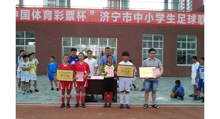 汶上縣郭樓鎮(zhèn)中心小學(xué)獲2015年濟寧市體育聯(lián)賽足球冠軍