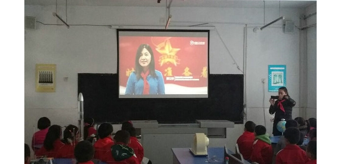 汶上縣各中小學(xué)少先隊組織少先隊員觀看省第七次少代會宣傳片
