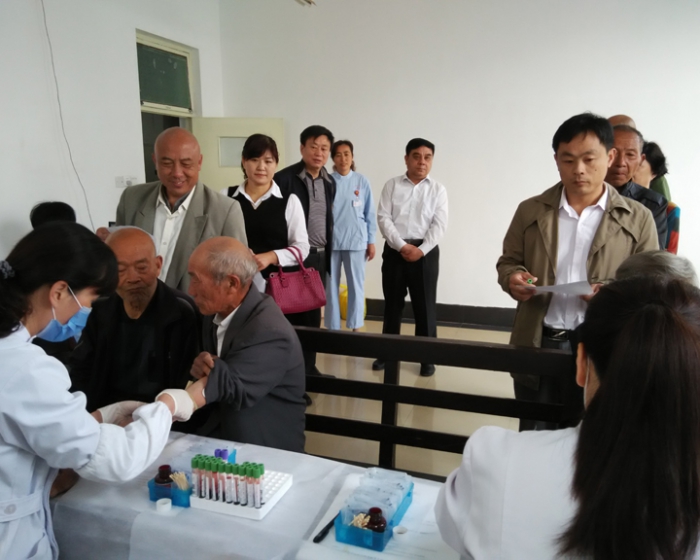 縣總工會(huì)開(kāi)展“情暖五月，愛(ài)心獻(xiàn)勞?！苯】挡轶w活動(dòng)