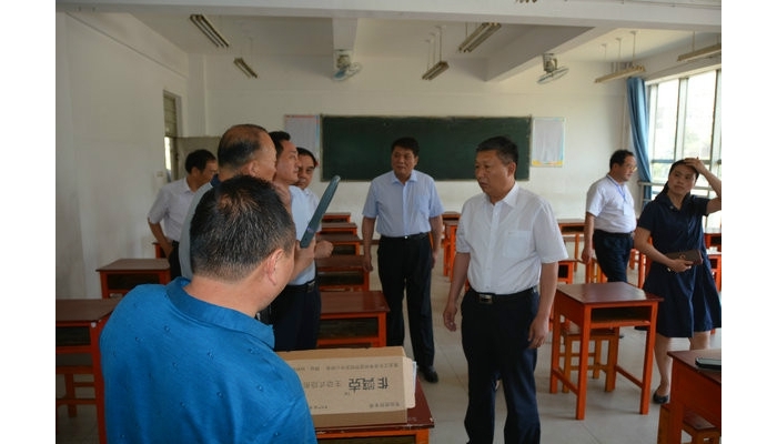 縣委副書記、縣長李洪文視察2018年高考考前準(zhǔn)備工作