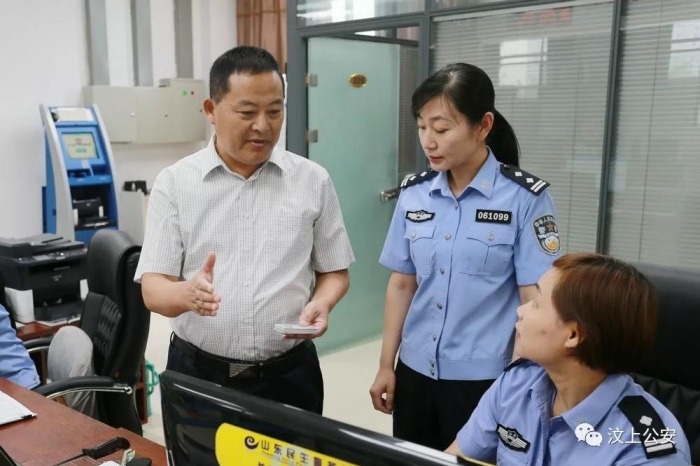 汶上縣人民政府 政務(wù)要聞 副縣長(zhǎng)、公安局長(zhǎng)許文祥到縣為民服務(wù)中心公安局窗口督導(dǎo)“放 ...