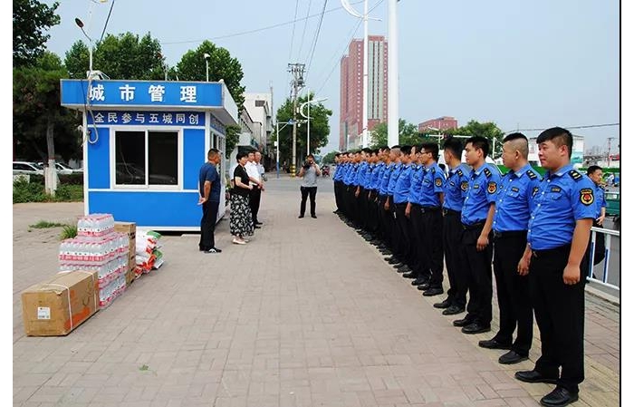 汶上縣人民政府 政務(wù)要聞 李志紅到城管執(zhí)法點、消防隊慰問堅守高溫一線的職工