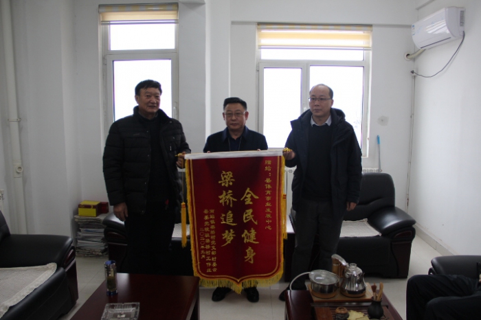 汶上縣人民政府 部門動(dòng)態(tài) 群眾贈(zèng)予的錦旗，就是我們最好的勛章
