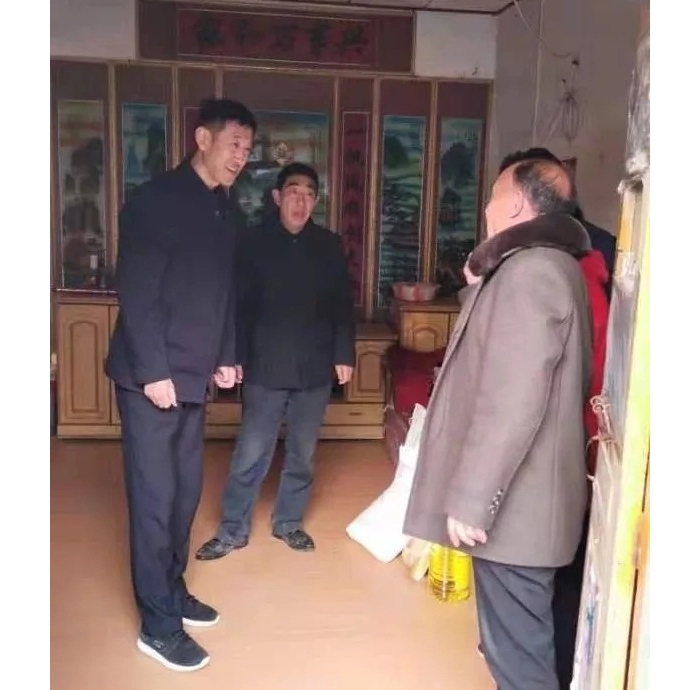 汶上縣人民政府 部門動態(tài) 縣統(tǒng)計局黨組書記、局長徐保平到白莊村走訪慰問困難群眾