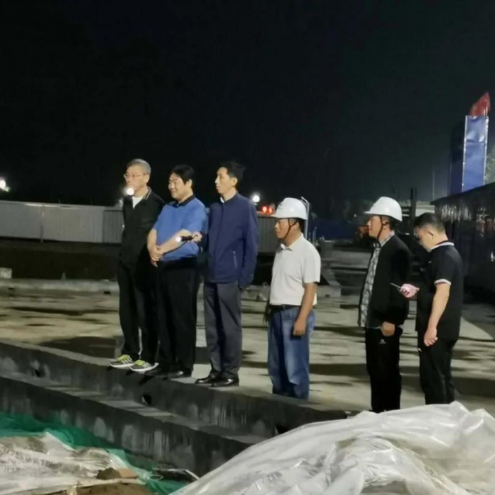 縣政府副縣長(zhǎng)布方鋒夜查大氣污染防治工作