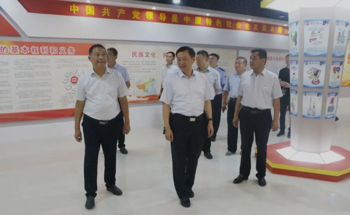 市政府副市長(zhǎng)、市公安局局長(zhǎng)李海洋一行到次邱鎮(zhèn)檢查驗(yàn)收“七五”普法工作