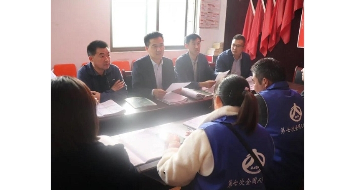 縣委常委、副縣長(zhǎng)魏中齊視察人口普查摸底登記工作